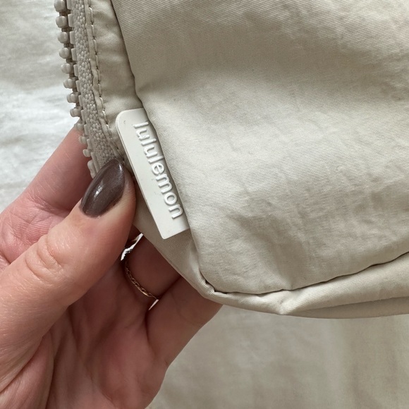Lululemon Everywhere Belt Bag White Opal 1L brand new with tags - Picture 9 of 10